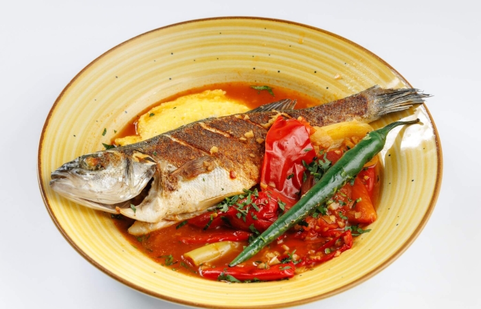 Saramura de biban de mare cu mamaliga si ardei iute