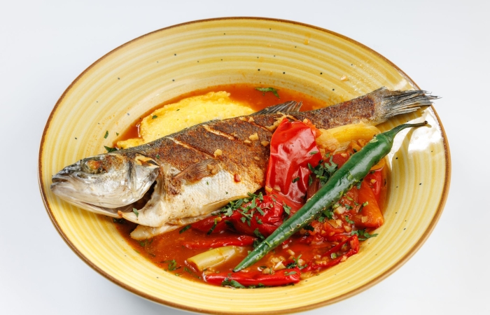 Saramura de biban de mare, mamaliguta si ardei iute