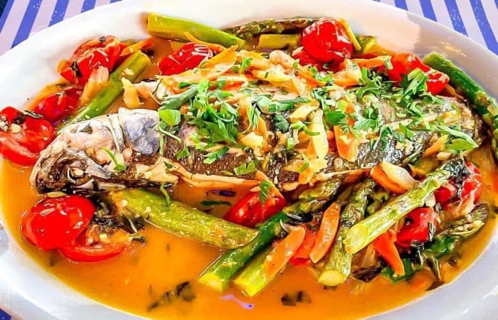 Saramura de salau de Dunare (strapazan) cu mamaliga si ardei iute