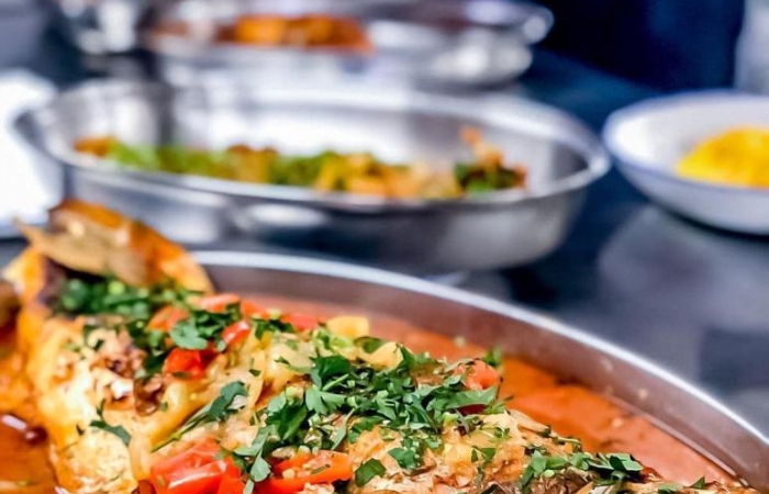 Saramura de salau de Dunare (strapazan) cu mamaliga si ardei iute