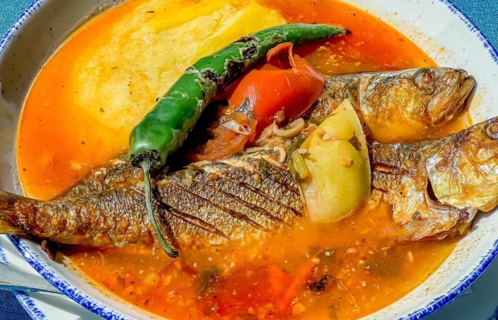Saramura de scrumbie cu mamaliga si ardei iute (pret la 100g)
