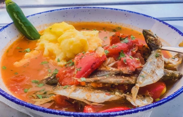 Saramura de stavrid cu mamaliga si ardei iute