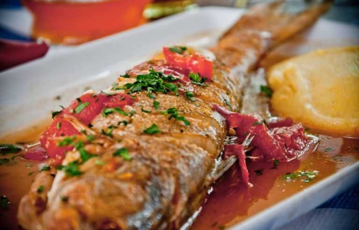 Saramura de salau de Dunare (strapazan) cu mamaliguta si ardei iute