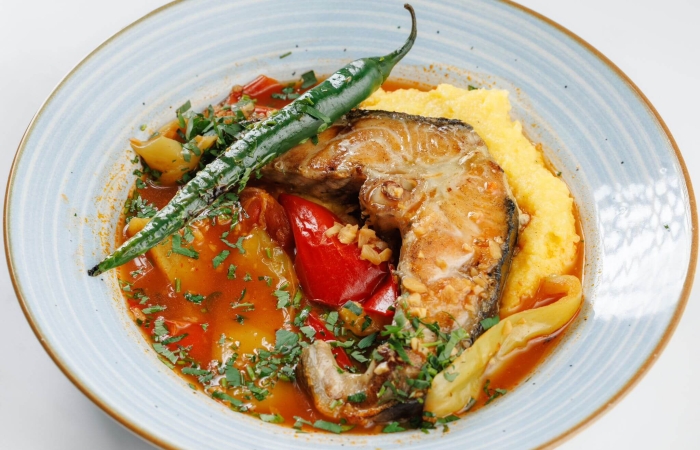 Saramura de sturion cu mamaliga si ardei iute