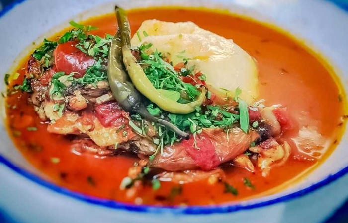 Saramura din pulpe de pui, mamaliguta si ardei iute