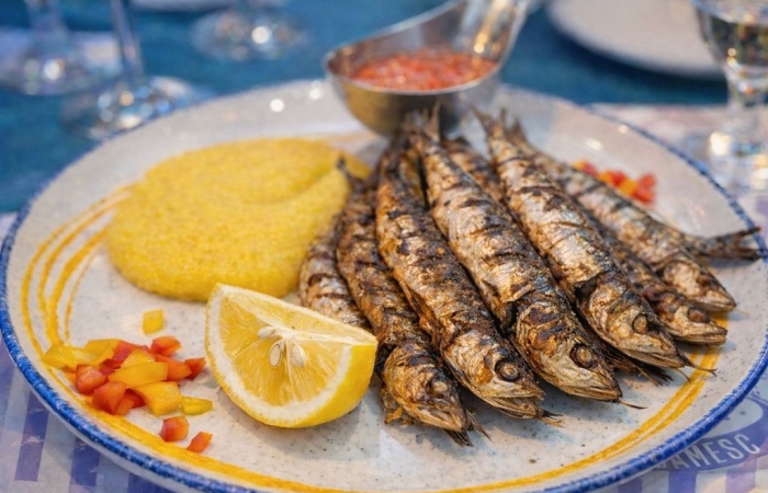 Sardina prajita, mamaliguta si mujdei