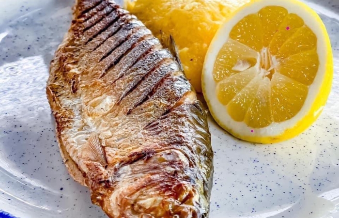 Scrumbie la grill cu mamaliga si usturoi