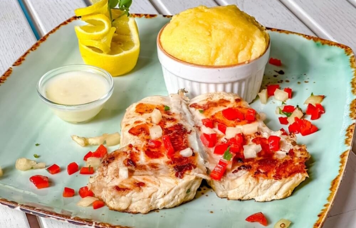 Somn grill cu mamaliguta si mujdei/sos de lamaie Somn grill cu mamaliguta si mujdei/sos de lamaie