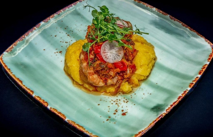 Somn la grill cu salsa de rosii, praz, mamaliguta