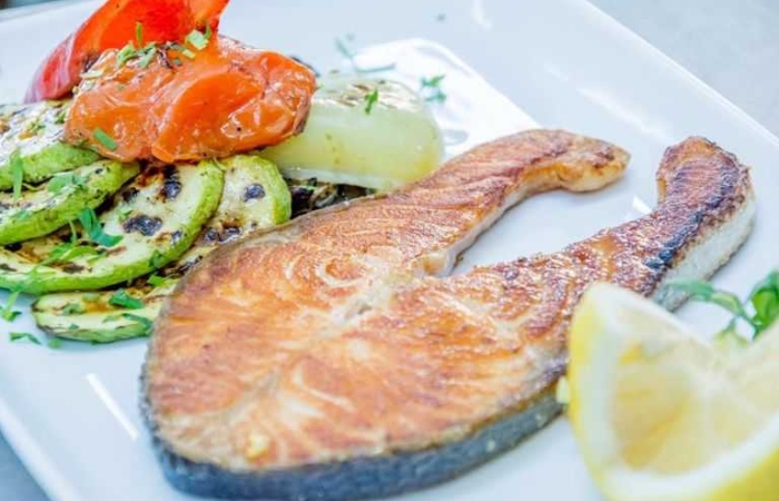 Somon grill, mamaliga, mujdei/sos lamaie Somon grill, mamaliga, mujdei/sos lamaie