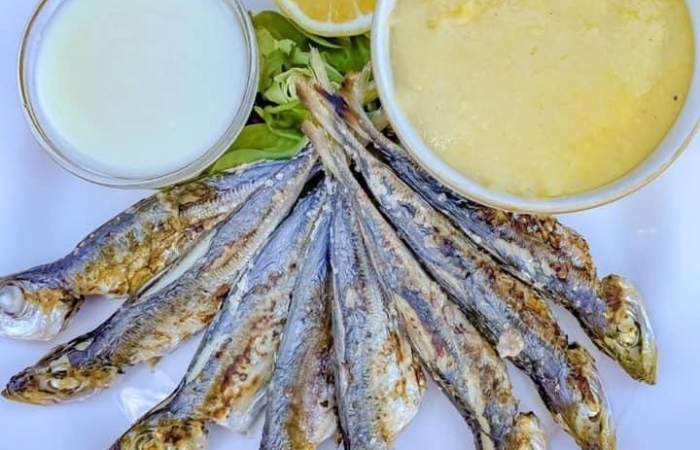 Stavrid pe plita cu sare de mare, mamaliga si usturoi