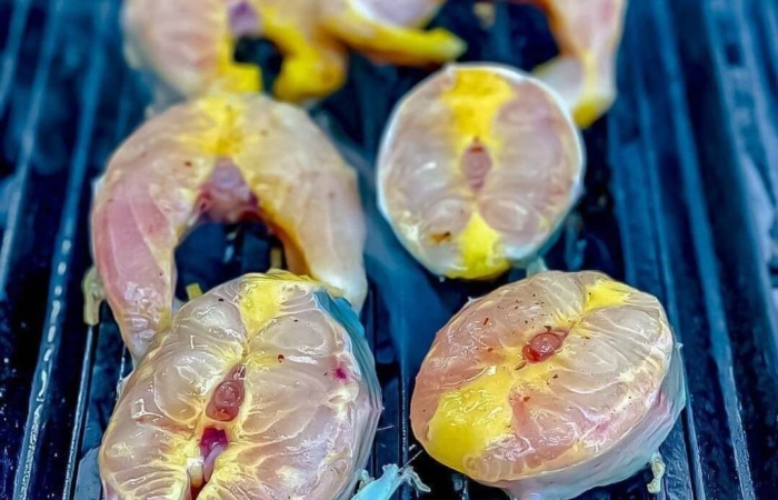 Sturion grill, mamaliga, mujdei/sos lamaie