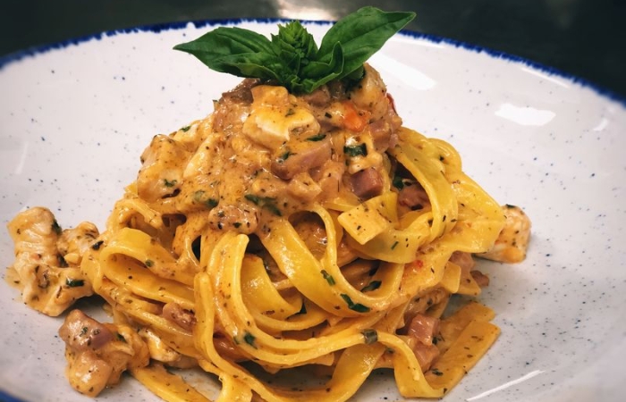 Tagliatelle cu pui si pancetta