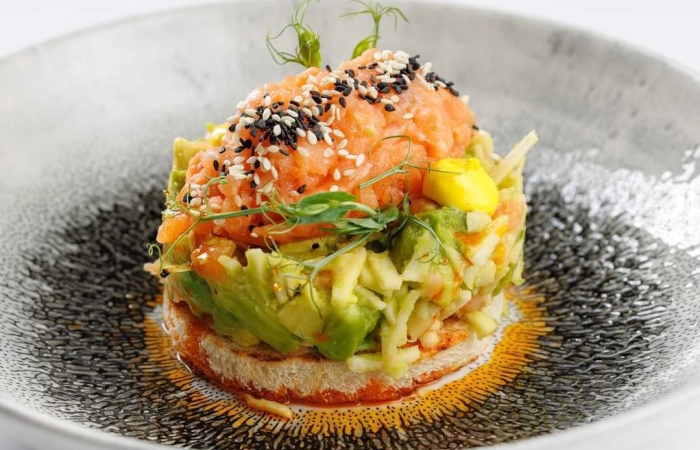 Tartar de somon cu avocado si mar verde