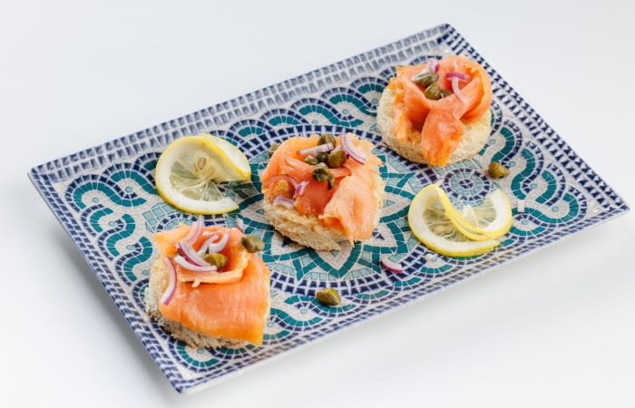 Tartine cu somon afumat si capere