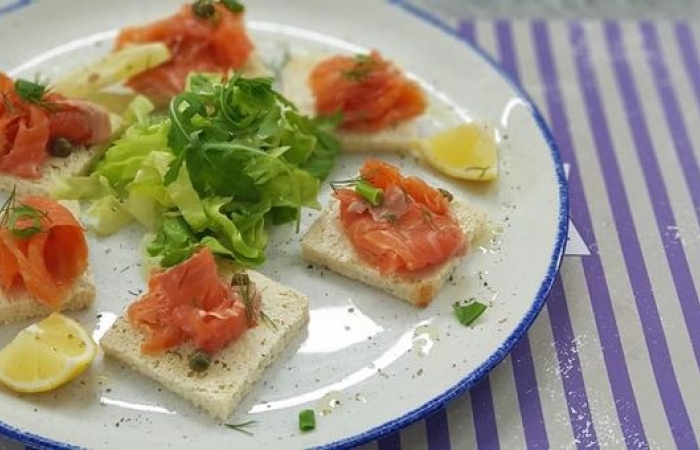 Tartine cu somon afumat si capere