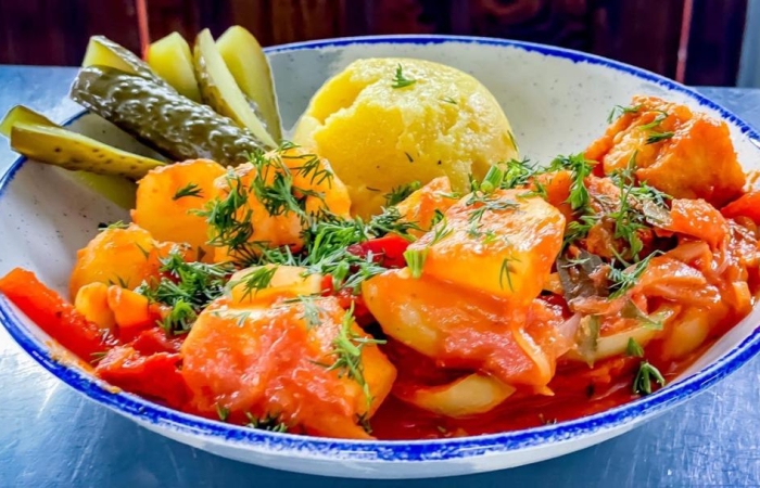 Tocanita de somn cu mamaliguta si castraveti murati