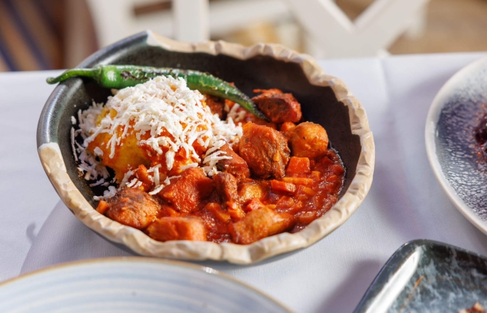 Tochitura de crap cu bacon, mamaliguta si branza rasa