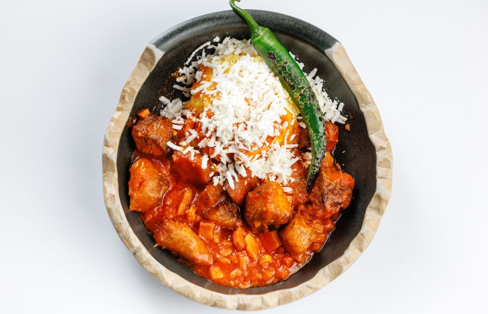 Tochitura de crap cu bacon, mamaliguta si branza rasa