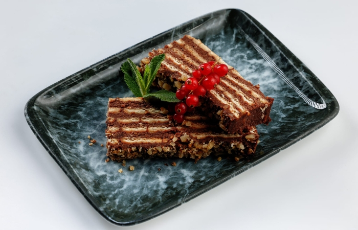 Tort de biscuiti cu miez de nuca si rom