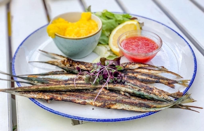 Zargan prajit/grill cu mamaliga si usturoi